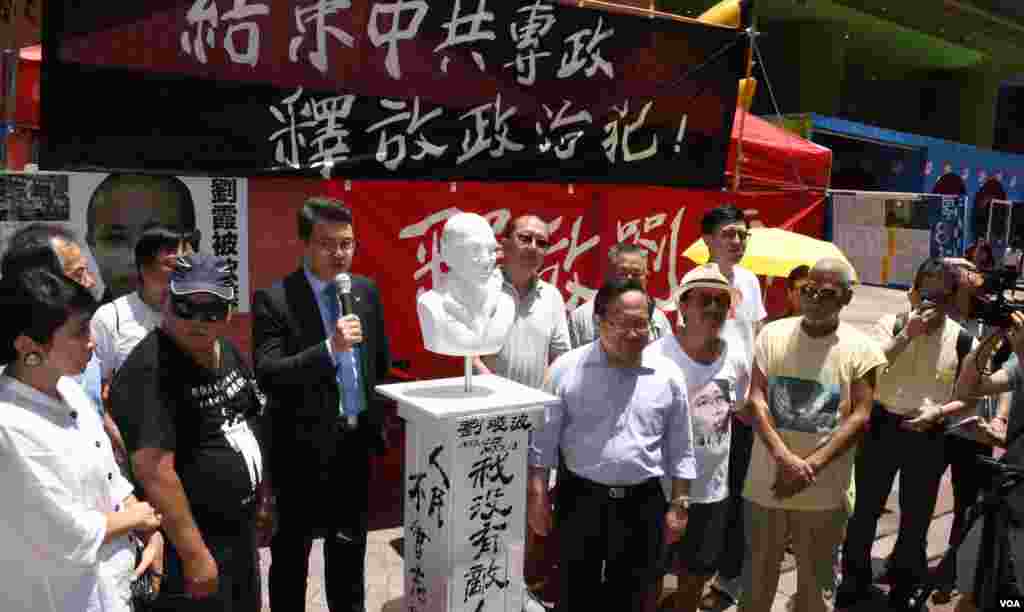 香港社運人士曾健成(左二)牽頭製作劉曉波雕像 (美國之音湯惠芸拍攝)