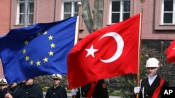 Bendera Turki dan bendera Uni Eropa di Ankara, Turki, 10 April 2008.
