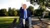 Trump Mencuit dan Main Golf di Tengah Persiapan Hadapi Badai