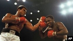 Muhammad Ali (trái) và Joe Frazier trong trận đấu quyền Anh 12 hiệp ngày 28 tháng 1, 1974 ở Madison Square Garden, New York. 