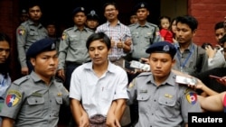 Seorang jurnalis Reuters ditahan oleh pihak berwajib di Yangon, Myanmar (foto: dok).