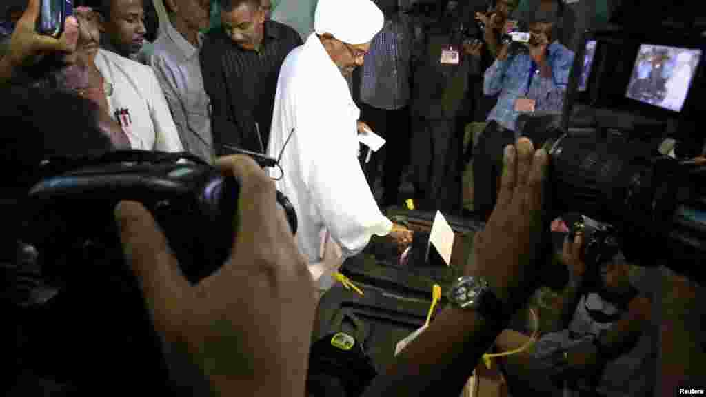 Le président Omar Hassan el-Béchir du Soudan place son bulletin de vote dans l&rsquo;urne lors des élections à Khartoum, le 13 avril 2015.