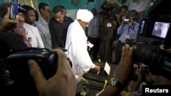 13일 수단 수도 하르툼 대선 투표소에서 오마르 알 바시르 수단 대통령이 투표하고 있다.