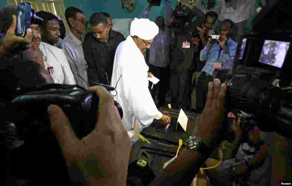 Sudan's President Omar Hassan al-Bashir casts his ballot during electons in Khartoum, April 13, 2015.