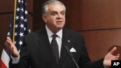 Ray LaHood anunció su renuncia al gabinete del presidente Obama. Se desempeña como Secretario de Transporte.