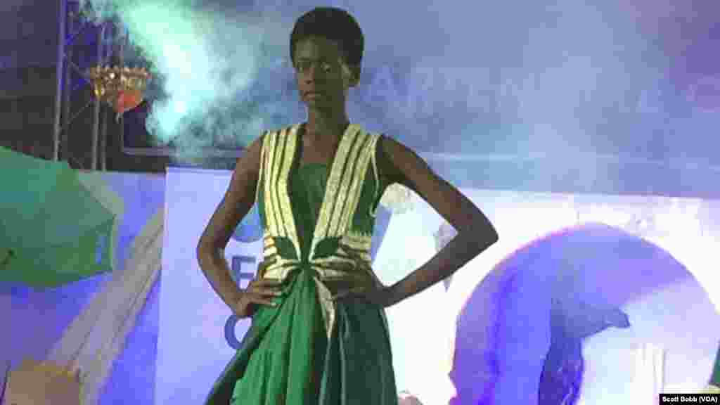 Une mannequin défile en Bazin couleur citron lors de la deuxième édition du Festival du Bazin à Bamako, Mali, 17 octobre 2015. (VOA/Scott Bobb)