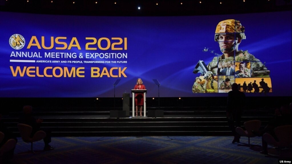 美国陆军部长克里斯汀·沃穆思2021年10月11日在美国陆军协会（AUSA）年会暨武器展开幕式致辞（图片来源：美国陆军）(photo:VOA)