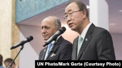 ທ່ານ Ban Ki-moon (ຂວາ) ເລຂາທິການໃຫຍ່ ສປຊ ແລະ ລັດຖະມົນຕີ ການຕ່າງປະເທດຝຣັ່ງ ທ່ານ Laurent Fabius ປະທານກອງປະຊຸມ ວ່າດ້ວຍການປ່ຽນແປງ ດິນຟ້າອາກາດ ຂອງສະຫະປະຊາຊາດ ລາຍງານຕໍ່ກອງປະຊຸມ ຖະແຫຼງຂ່າວ ຢູ່ປາຣີ. (12 ທັນວາ 2015)