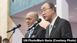 Sekjen PBB Ban Ki-moon (kanan) dan Menteri Luar Negeri Perancis dan Presiden PBB untuk Konferensi Perubahan Iklim (COP21) Laurent Fabius, memberikan keterangan pada media di Paris (12/12).