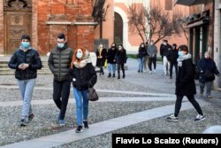 İtalya'nın kuzeyindeki Lombardiya bölgesinde bulunan Codogno'da halk, Corona salgınının bölgeye ağır darbe indirmesinin üzerinden bir yıl geçmesine rağmen hala sokağa maske takarak çıkıyor.