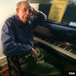 Walter Hautzig in his New York apartment, July 16, 2014 (VOA / Adam Phillips)