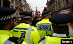 Un manifestante anti-Brexit grita frente a la policía en Londres, el 31 de agosto de 2019. Reuters/Henry Nicholls.