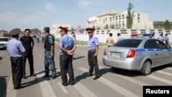 30일 차량자폭 테러가 발생한 키르기스스탄 주재 중국 대사관 주변에 경찰과 보안요원들이 모여있다.