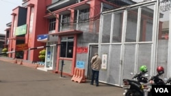 Pintu masuk menuju ruang pengunjung di Lapas Cipinang. (Foto: VOA/Sasmito)