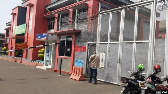 Pintu masuk menuju ruang pengunjung di Lapas Cipinang. (Foto: VOA/Sasmito)