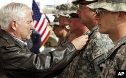 Remise de médailles à des soldats américains du poste avancé de Howz-E-Madad , dans la province afghane de Kandahar