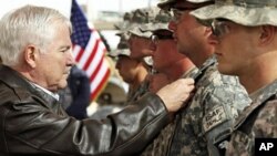 Remise de médailles à des soldats américains du poste avancé de Howz-E-Madad , dans la province afghane de Kandahar