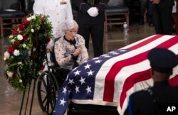 Roberta McCain, la madre del senador John McCain, de 106 años junto al ataúd de su hijo en el Capitolio de EE.UU. en Washington, D.C. el viernes, 31 de agosto de 2018.