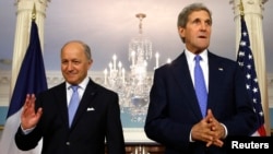 FILE - U.S. Secretary of State John Kerry (R) and French Foreign Minister Laurent Fabius.