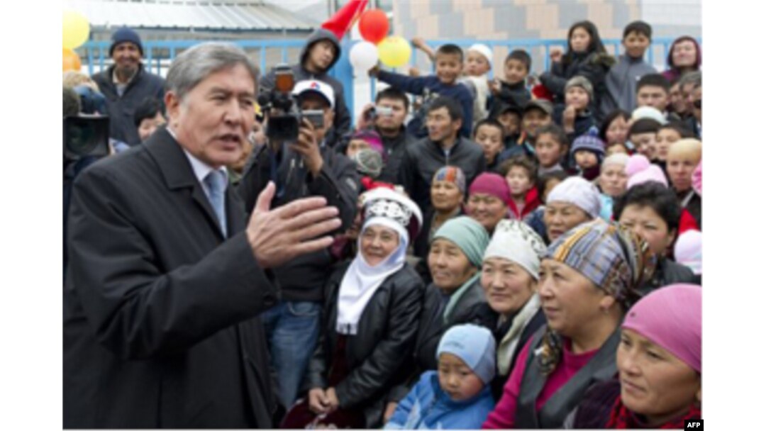 Almazbek Atambayev muxolifat bilan til topishishni va'da qilgan. "Mamlakat milliy va siyosiy murosa yo'lidan boradi",- deydi u.
