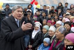 Almazbek Atambayev muxolifat bilan til topishishni va'da qilgan. "Mamlakat milliy va siyosiy murosa yo'lidan boradi",- deydi u.