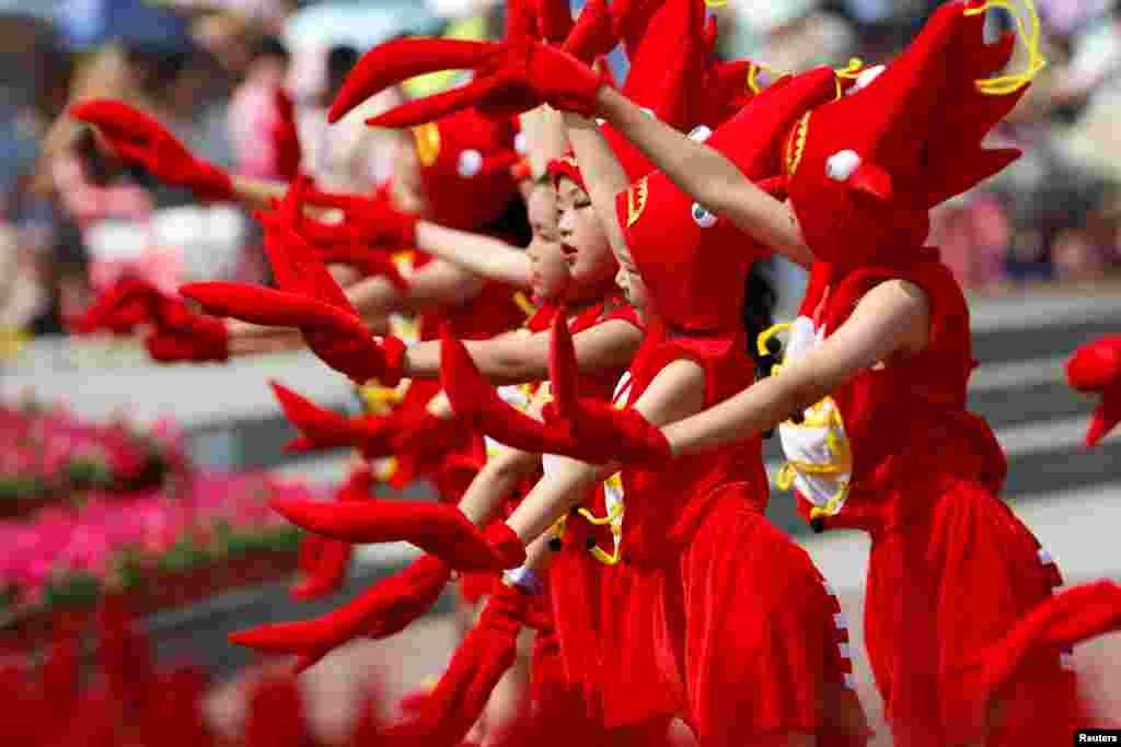 Children dressed in crayfish costumes perform during the opening ceremony of a crayfish festival in Xuyi, Jiangsu province, China, June 12, 2018.