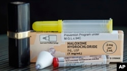 Un tube de chlorhydrate de naloxone près d'un contenant de rouge à lèvres, 27 février 2012.