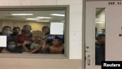Un grupo de 88 hombres presionan contra la ventana de una celda construida para albergar a 41 personas en la estación de la Patrulla Fronteriza de Fort Brown en una imagen fija de un video en Brownsville, Texas, EE. UU. Foto: Oficina del Inspector General / DHS / vía REUTERS