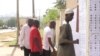 De jeunes électeurs devant un bureau de vote d'Abuja, le 8 novembre 2018.