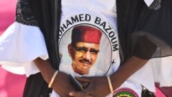 Les partisans du Parti nigérien pour la démocratie et le socialisme (PDNS) portent un tee-shirt avec le visage de Mohamed Bazoum lors d'un rassemblement électoral du candidat présidentiel du PDNS Mohamed Bazoum à Diffa le 23 décembre 2020.