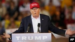 El aspirante a la nominación presidencial republicana Donald Trump hablando en un acto en Mobile, Alabama, el 21 de agosto de 2015.
