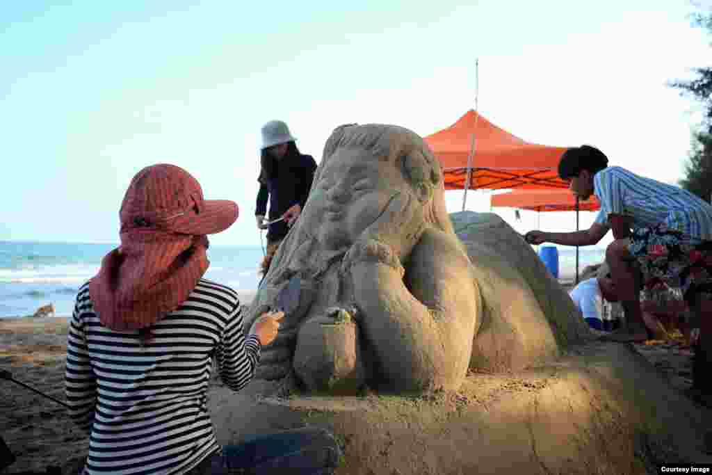 گروهی از دانشجویان هنر دانشگاه تایلند در ساحل دريا مجسمه&zwnj;ای از شن برای فستيوال ۲۰۱۵ بان کرات درست می&zwnj;کنند.&nbsp;
