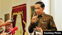 Presiden Joko Widodo menanggapi kasus pencatutan nama di Istana Merdeka, Jakarta, Senin 7 Desember 2015 (dok. Setpres Biro Pers).