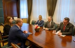 Ambasador SAD Entoni Godfri na sastanku sa ministrom unutrašnjih poslova Nebojšom Stefanovićem (izvor: sajt MUP-a)