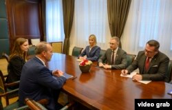 Ambasador SAD Entoni Godfri na sastanku sa ministrom unutrašnjih poslova Nebojšom Stefanovićem (izvor: sajt MUP-a)