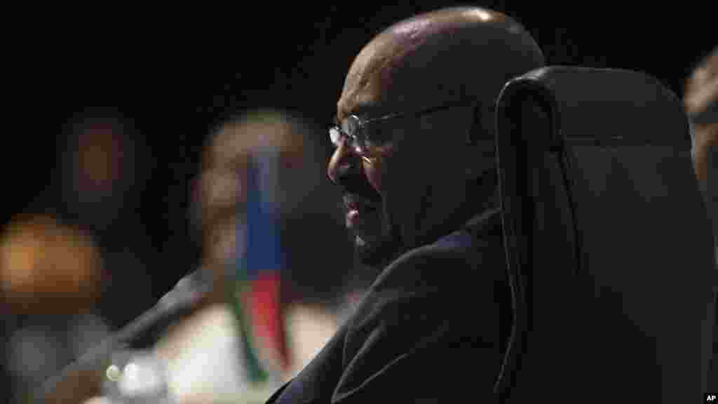 Le président soudanais Omar el-Bashir assis au milieu de ses homologues lors &nbsp;de la séance d&#39;ouverture du sommet de l&#39;UA à Johannesburg, le dimanche 14 Juin 2015.