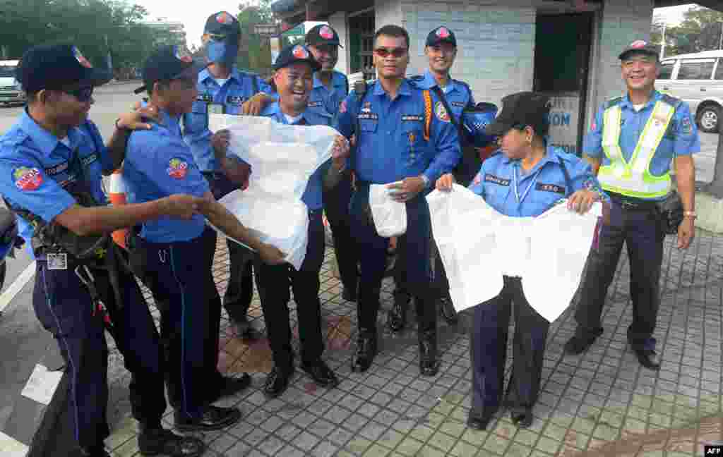 필리핀 마닐라의 교통 경관들이 성인용 기저귀를 들어보이고 있다. 마닐라 경찰은 15일부터 나흘간 프란치스코 교황 방문을 앞두고, 비상 시에 경관들이 담당 초소를 벗어나지 않고 지킬 수 있도록 기저귀를 지급했다.