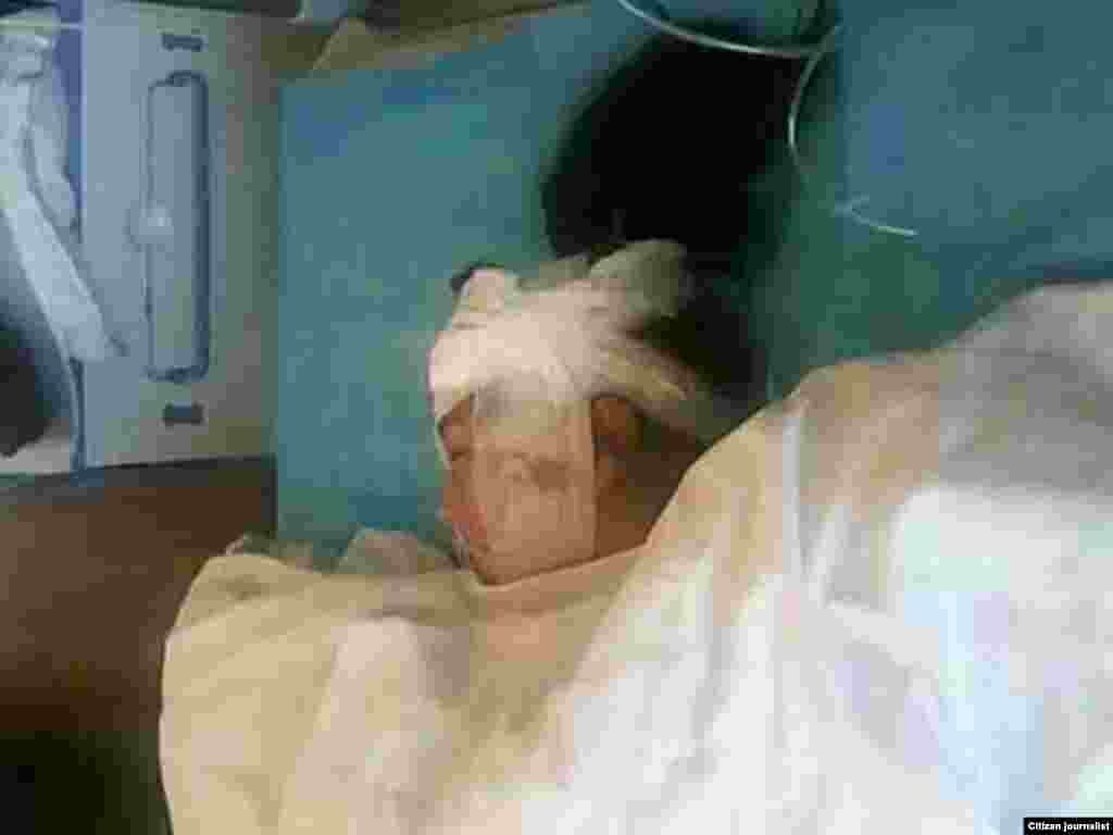 显示抗议青海共和县恰卜恰镇藏族抗议学生被军警打伤的照片(当地民众提供给美国之音藏语组)