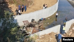 Forenzičari turske policije ispituju ostatke kamioneta koji se prevrnuo u rečni kanal u Izmiru, Turska, 14. oktobra 2018.