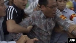 Công an bắt giữ người biểu tình gần Đại sứ quán Trung Quốc ở Hà Nội, ngày 10/7/2011