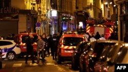Policajci i pripadnici hitnih službi blokiraju ulicu u Parizu nakon što je jedna osoba nožem ubila jednu žrtvu i ranila nekoliko drugih, pre nego što ju je policija ubila, 12. maja 2018.