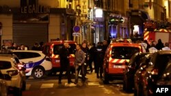 Ambulâncias e polícias no local do ataque em Paris