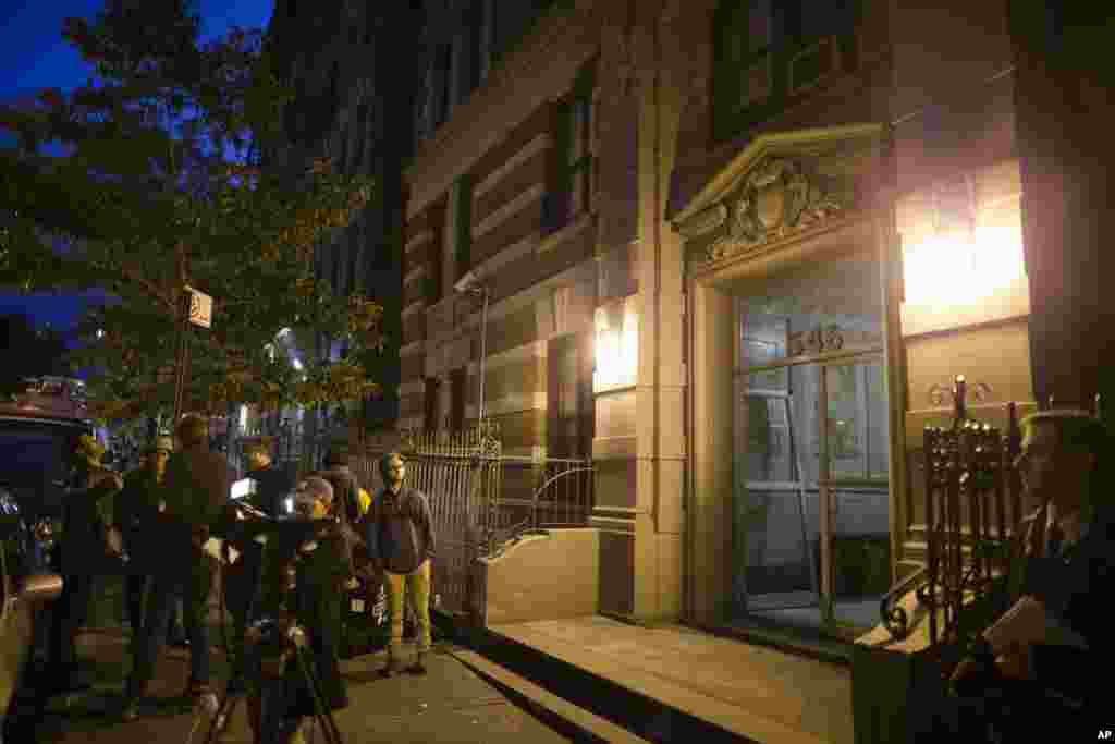 Media gather outside the home of Dr. Craig Spencer, a Doctors Without Borders physician who tested positive for Ebola. He recently returned to the U.S. after treating Ebola patients in West Africa, New York City, Oct. 23, 2014. 