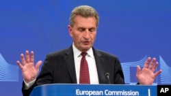 Guenther Oettinger, komisaris Jerman untuk Uni Eropa memperingatkan kemungkinan perang di Catalonia, Spanyol. 