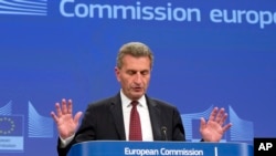 Günther Oettinger, commissaire européen au Budget, anime une conférence de presse au siège de l'UE à Bruxelles, le lundi 2 juin 2014. 