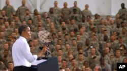 Shugaba Barack Obama yana jawabi ga sojojin da suka komo daga Afghanistan a sansanin mayaka na Fort Campbell dake Jihar Kentucky, Jumma'a 6 Mayu, 2011