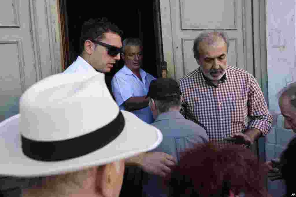 Обезбедувањето ги пропушта првите во редицата пред експозитура на Националната банка на Грција во Атина