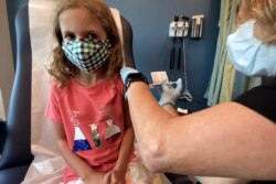 Sedmogodišnja Lidija Melo prima jednu od dve umanjene doze Fajzer/Bajontek vakcine u okviru probe za decu od 5 do 11 godina