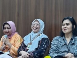 Direktur Pencegahan dan Pengendalian Penyakit Menular Langsung Kementerian Kesehatan Wiendra Waworuntu (kiri) dalam jumpa pers di kantornya di Jakarta, Rabu, 5 Februari 2020. (Foto: Fathiyah Wardah/VOA)