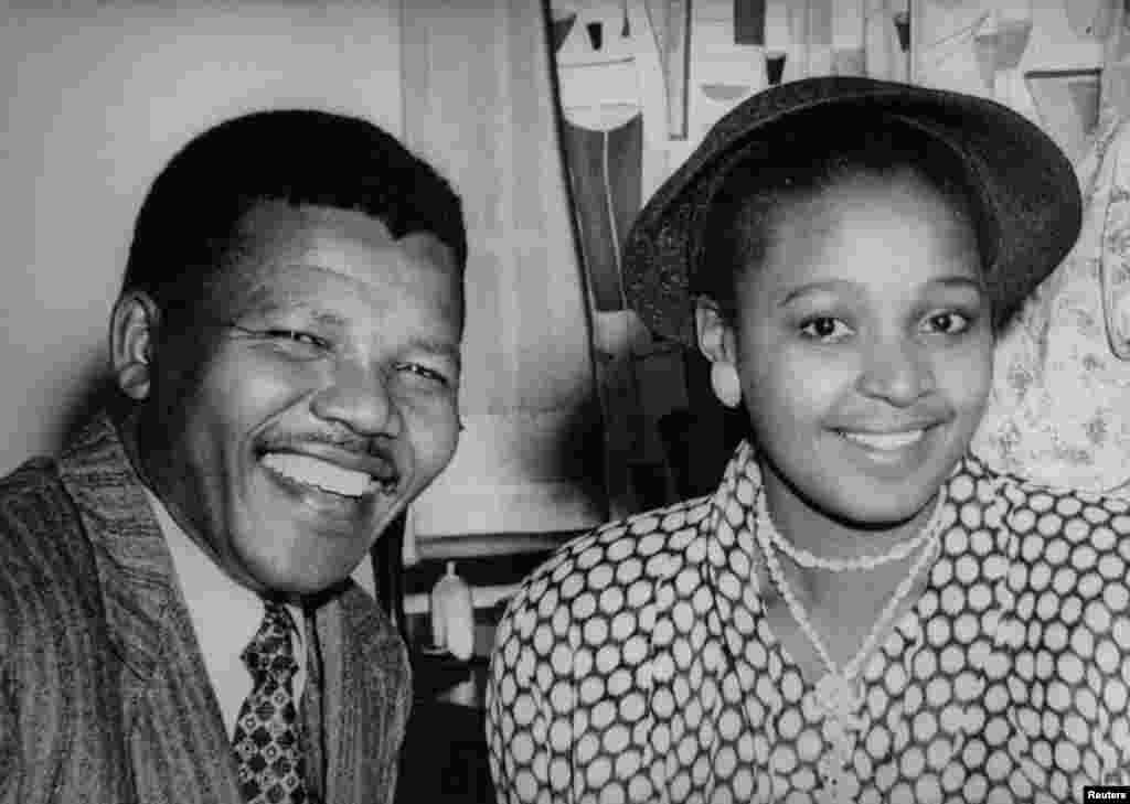 Nelson Mandela e sua antiga esposa Winnie em foto n&atilde;o datada